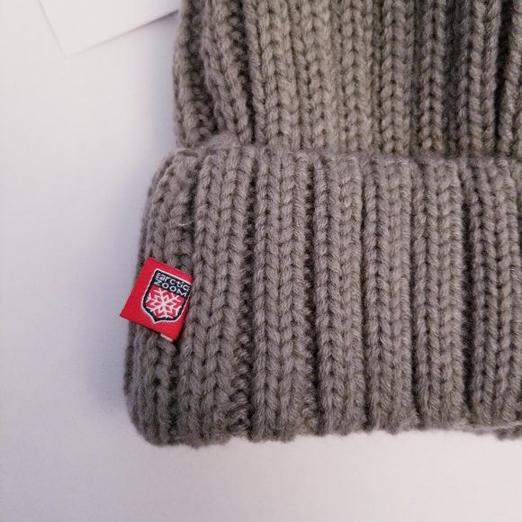 *NEW* Canada Adult beanie Winter hat with pom poms - Picture 4 of 4